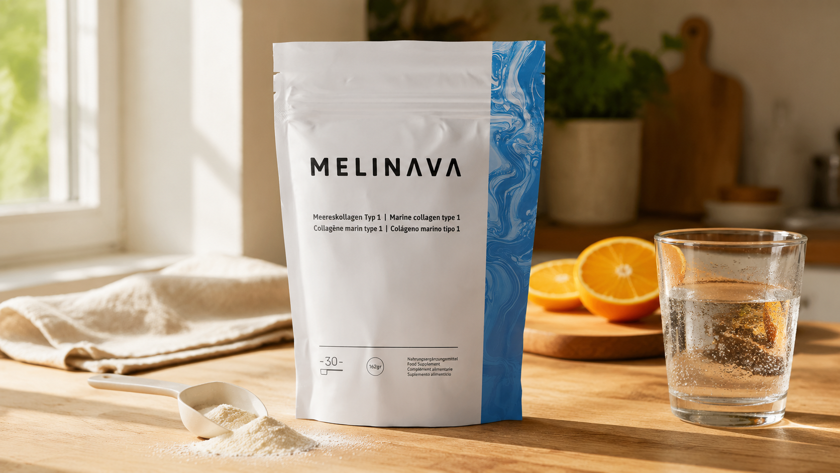 Marines Kollagen Produktshot auf Küchenarbeitsplatte mit Messlöffel, Wasserglas und frischen Orangen, weiches Morgenlicht
